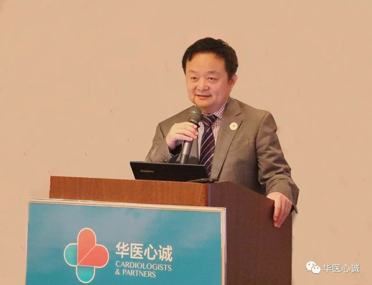 華醫心誠醫生集團醫學(xué)部總監、北京大學(xué)第一醫院丁燕生教授.jpg
